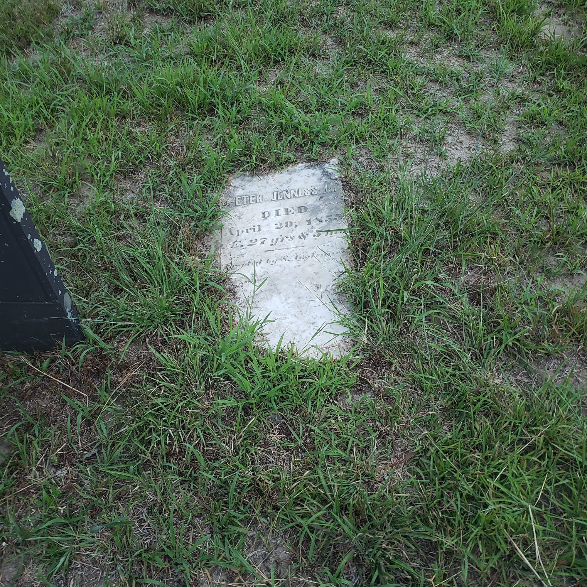 Peter Jenness, Jr. gravestone before restoration