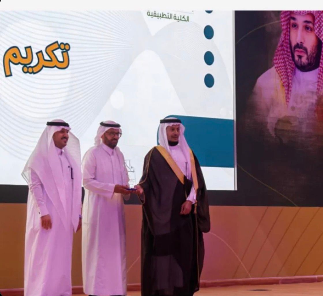 في إنجاز يجسد أثر الشراكات المجتمعية وبالتنسيق بين #جمعية_بطء_التعلم_وجامعة_المجمعة ممثلة #بالكلية_التطبيقية نفخر بقبول أول دفعة من خريجي الثانوية ( مستفيدي الجمعية ) بنين وبنات في دبلوم ( الإدارة لذوي الإرادة ) ويأتي هذا القبول ثمرة جهود مستمرة بفضل الله عز وجل لتكمين أبنائنا وبناتنا من ذوي بطء التعلم وتهيئتهم أكاديميا ومهنياً لسوق العمل ، إيماناً بأن لكل إنسان قدرات تستحق أن تٌكشف وفرصا يجب أن تمنح