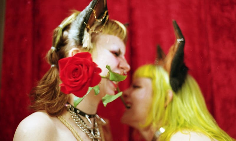 in(t)əmət [adjective]