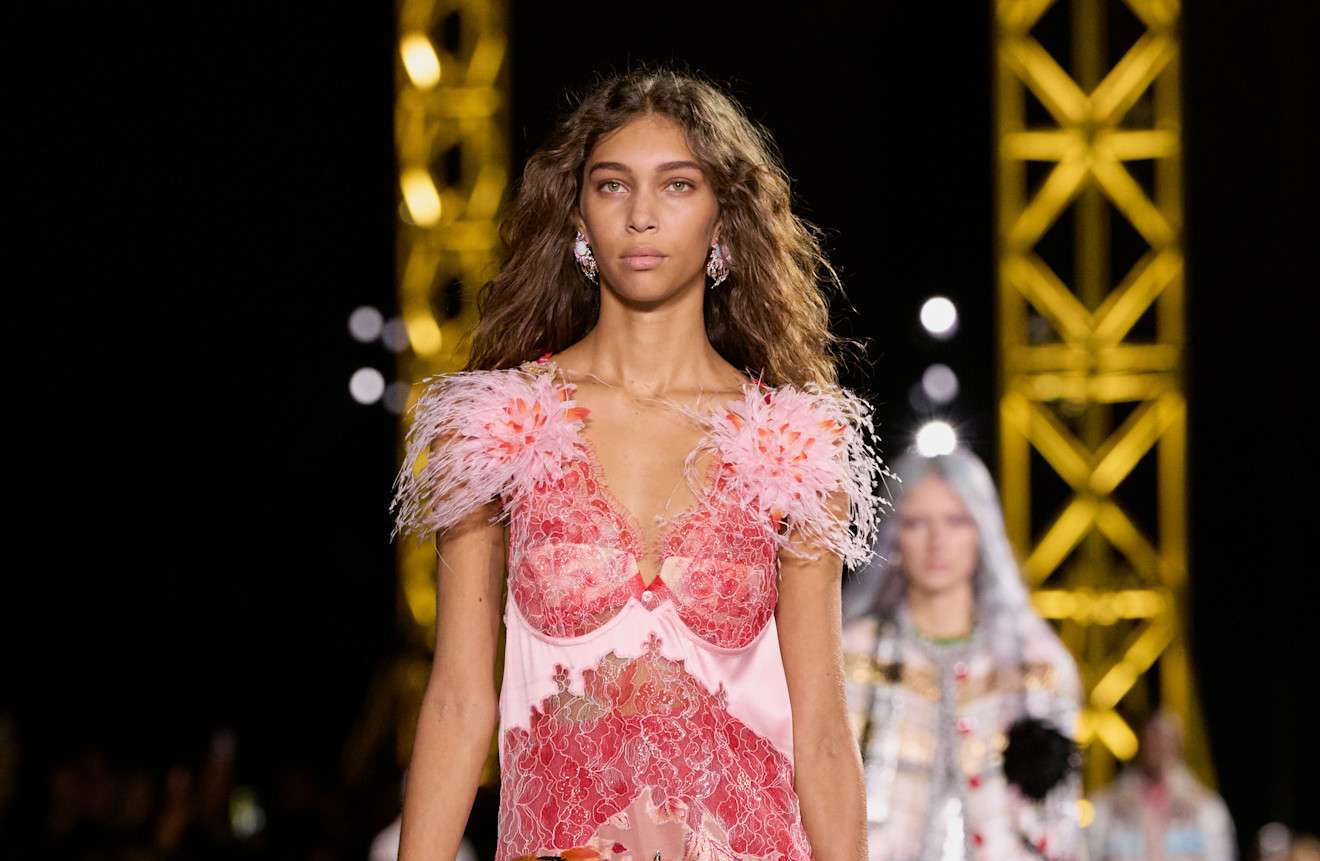 تعرفي على عالم ماثيو بلازي لأزياء ربيع وصيف 2026