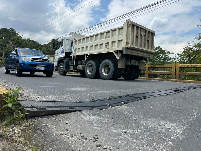Alerta en Puyo: Puente del río Pindo Grande en riesgo de colapso por graves afectaciones