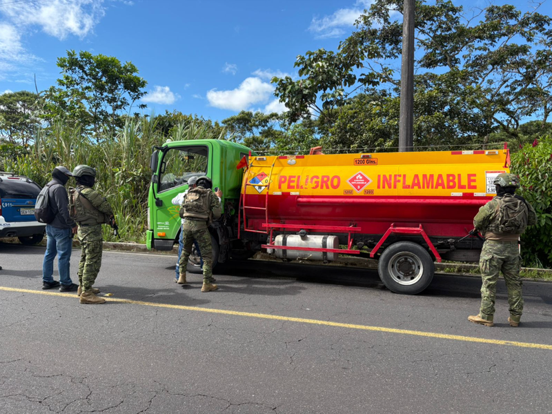 Golpe al Contrabando: Ejército Decomisa Tanquero con 1.000 Galones de Combustible Ilegal en Pastaza