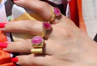 What is the meaning of wearing rings on different fingers?