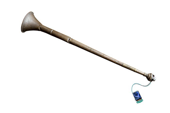 מתן גאפל, חצוצרת ציד, פליז, נחושת וברונזה, 70x11.3x11 ס״מ, 2025 צילום: מתן גאפל
