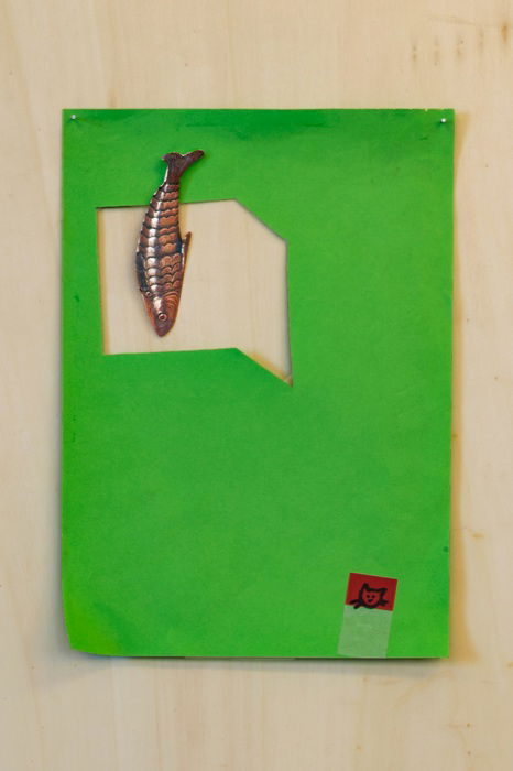 אליה בן נר, דג בחלון,  גזירות נייר, 21x30 סמ, 2021 צילום: רותם אהרון