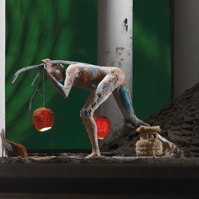 סיגלית לנדאו, אישה רוכנת אוחזת מנורות אבטיח מיובש ועצים להסקה, 2005 שלד מתכת, עיסת נייר וטכניקה מעורבת אוסף פרטי, באדיבות האמנית וגלריה אלון שגב, צילום: יותם פרום