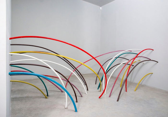 סאהר מיעארי, עורקים, צינורות פלסטיק תעשייתיים, 90X150 ס"מ, 2025 צילום: יגאל פרדו