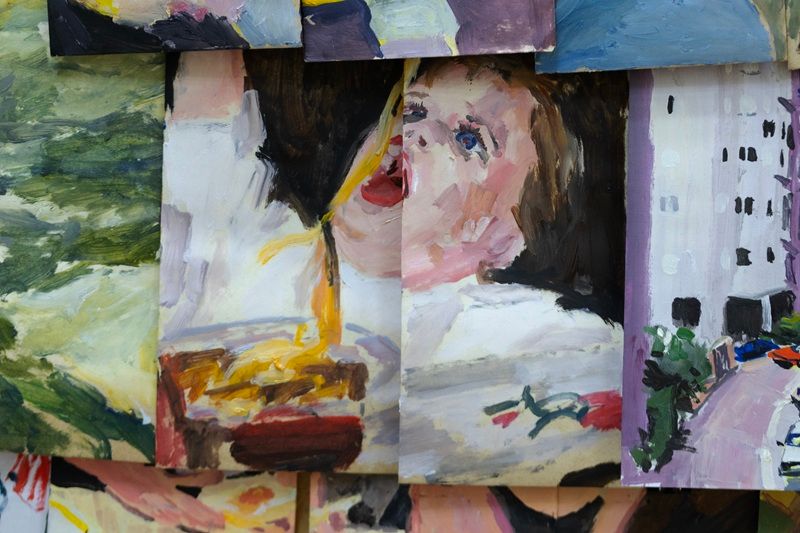 עמית גביש, כאילו שזה התכלית שלה להיות בסתירה, צבעי שמן על מעטפות נייר,צילום: נגה דייויס