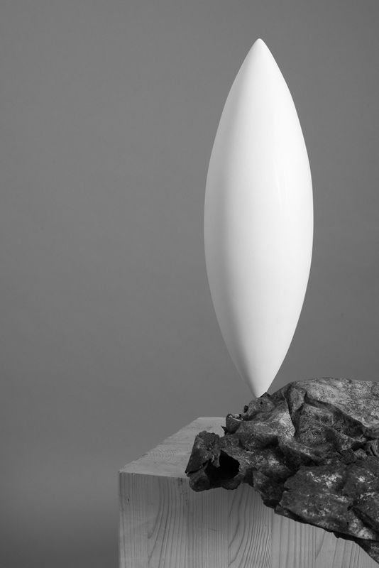 נהיר ברנוביץ', מגע מינימלי, 2025, יציקות רזין אקרילי וסיבי זכוכית, צילום: עוז ברק