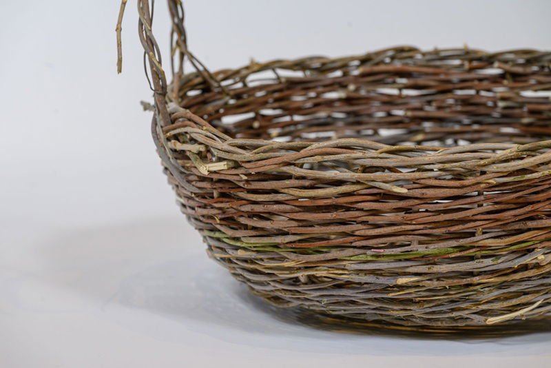 סל מחומרים מקומיים מגוונים( זית, אלה, אשחר)  צילום: אלדד כפיר 