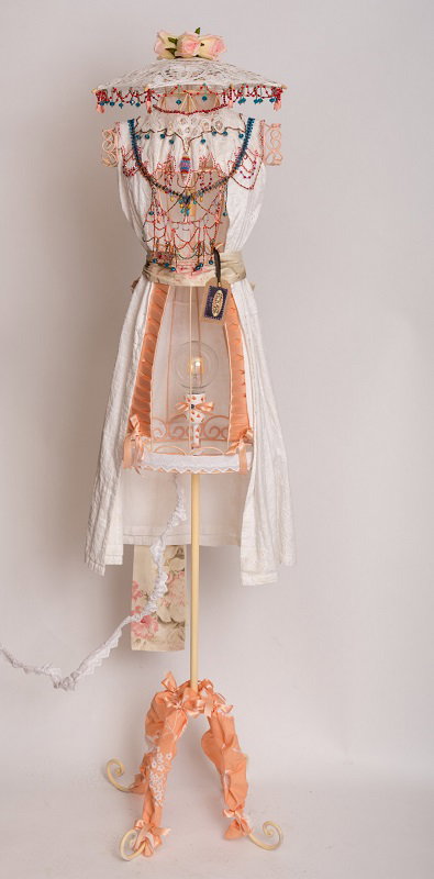 הילה מעוז, מנורות אוירה עשויות מקולאג' ושילוב של חומרים, טקטסטורות וטכניקות שונות. גובה  ס"מ . מחיר: 5,000 ש"ח. טל': 