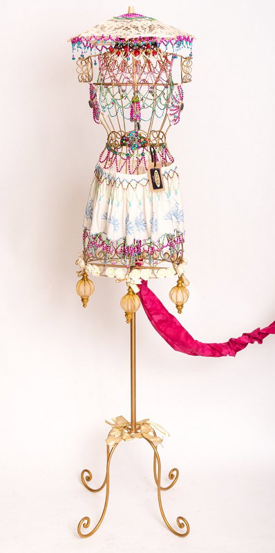 הילה מעוז, מנורות אוירה עשויות מקולאג' ושילוב של חומרים, טקטסטורות וטכניקות שונות. גובה  ס"מ . מחיר: 5,000 ש"ח. טל': 054-4605622