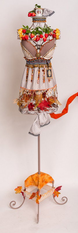 הילה מעוז, מנורות אוירה עשויות מקולאג' ושילוב של חומרים, טקטסטורות וטכניקות שונות. גובה  ס