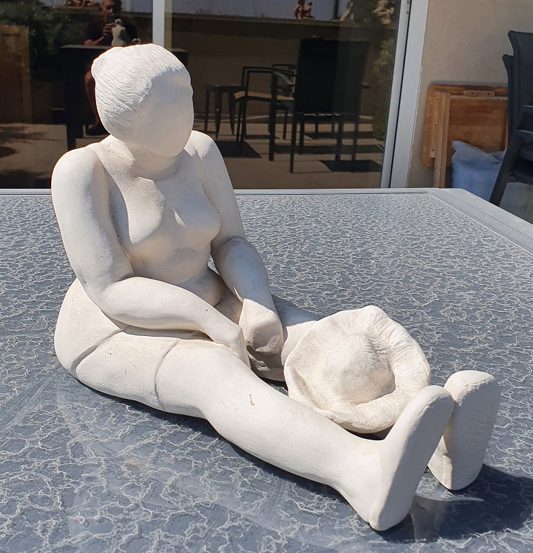 גבי רובינשטיין, חימר, 27×15 ס"מ, גובה 22 ס"מ.