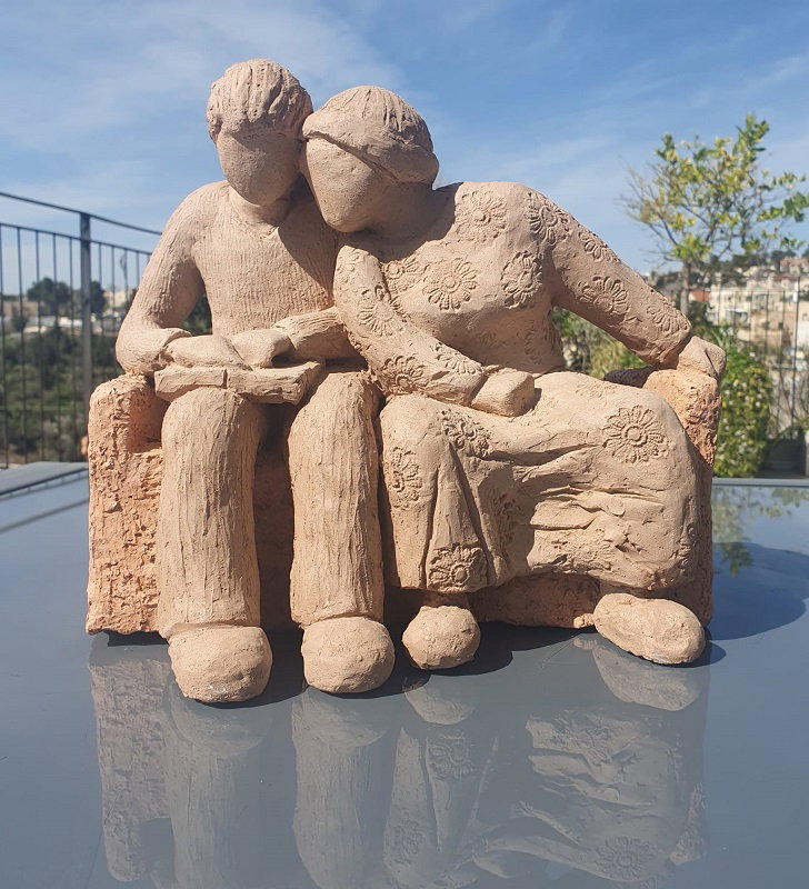 גבי רובינשטיין, חימר, 27×17 ס"מ, גובה 27 ס"מ, מחיר: 800 ש"ח