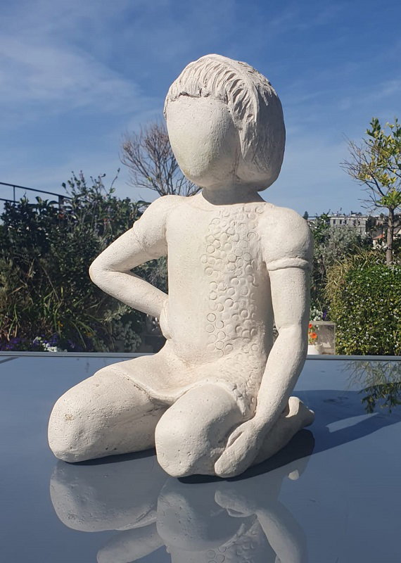 גבי רובינשטיין, חימר, 20×16ס"מ, גובה 27ס"מ, מחיר: 500 ש"ח