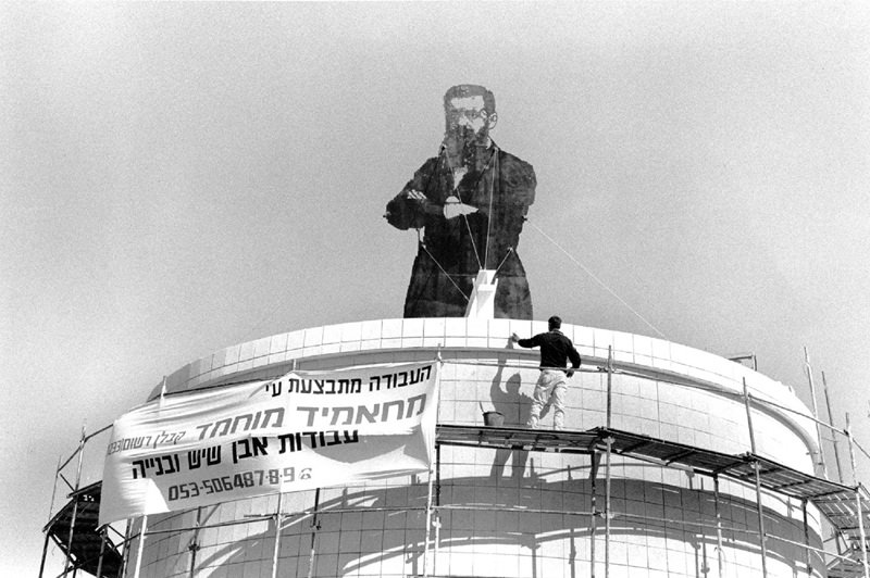אלכס ליבק, פסל הרצל בצומת שבעת הכוכבים בהרצליה, 1998, הדפסת כסף ג'לטינית, באדיבות האמן