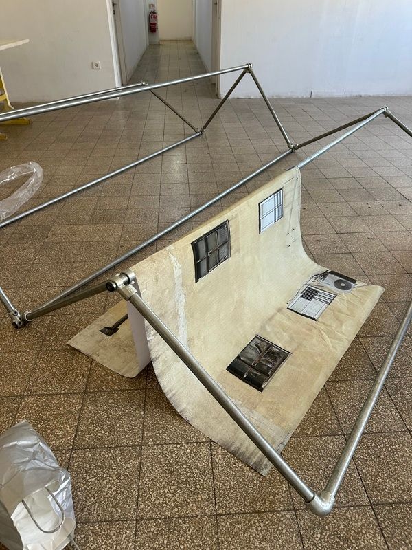 טליה אלבו, טרום הצבה השכינה, 2026, 180x220 סמ, הזרקת דיו על נייר, ברזל, מגנטים
