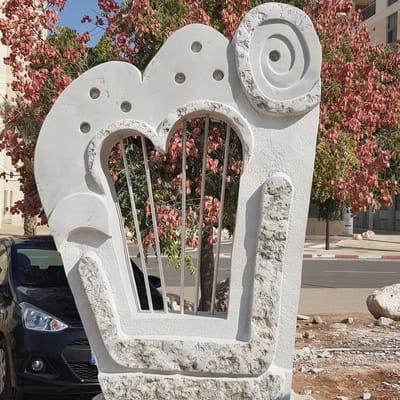 שיר שנכתב בהשראת הפסל הנבל.  כתב: ניסן בר