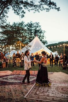 Ceci contient une image de : Margaret and Garrison's Barefoot DIY 'Bohemian Bazar' Waterfall Wedding by OkCrowe Photography - Boho Wedding Blog