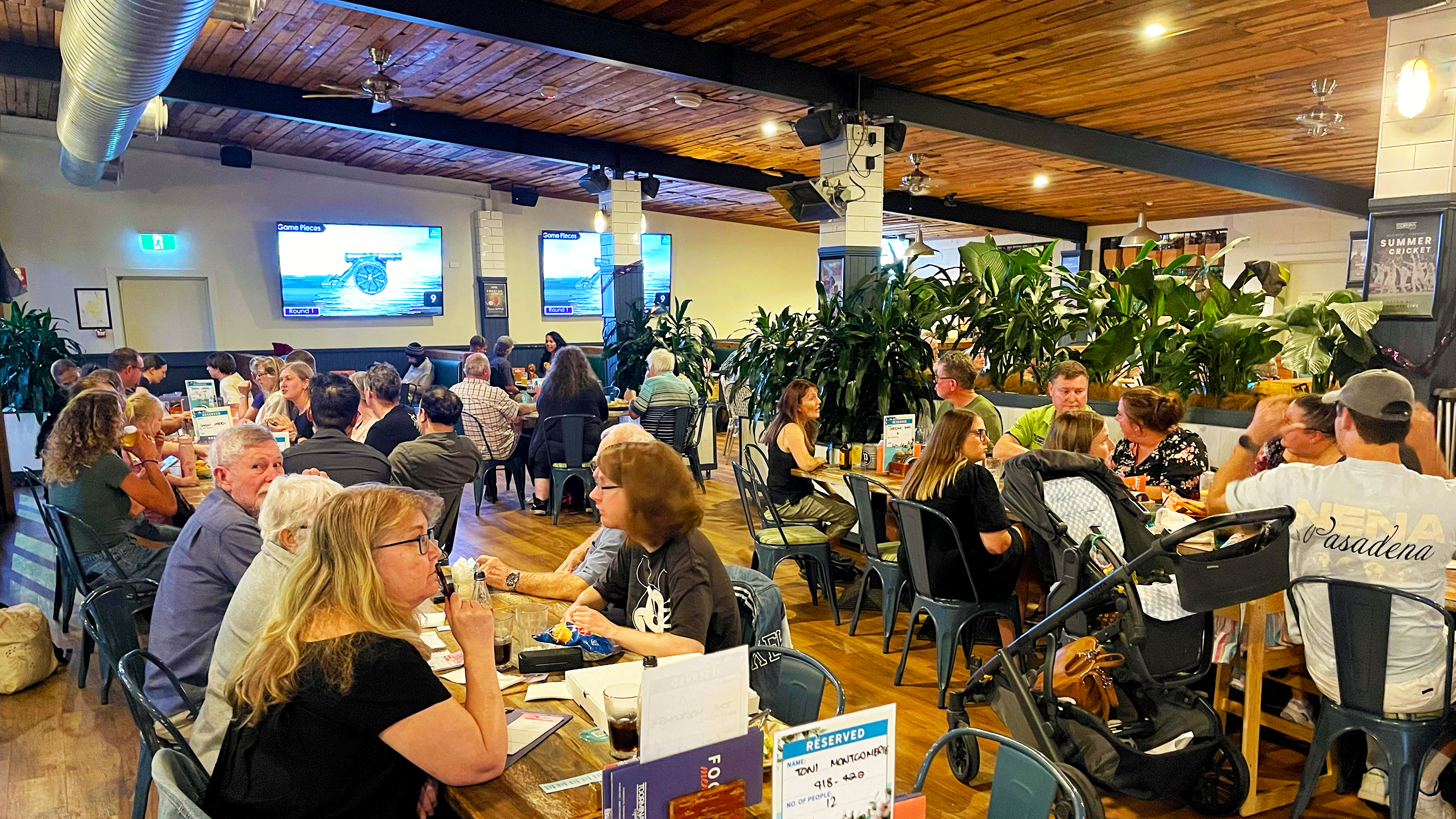 Image of packed pub using Pub Trivia Australia Hosting Kit for Big Screen Trivia. Showing lots of teams playing and discussing the questions on screen. Demonstrating the ability for Pub Trivia Australia to successfully fill a venue on a mid week night