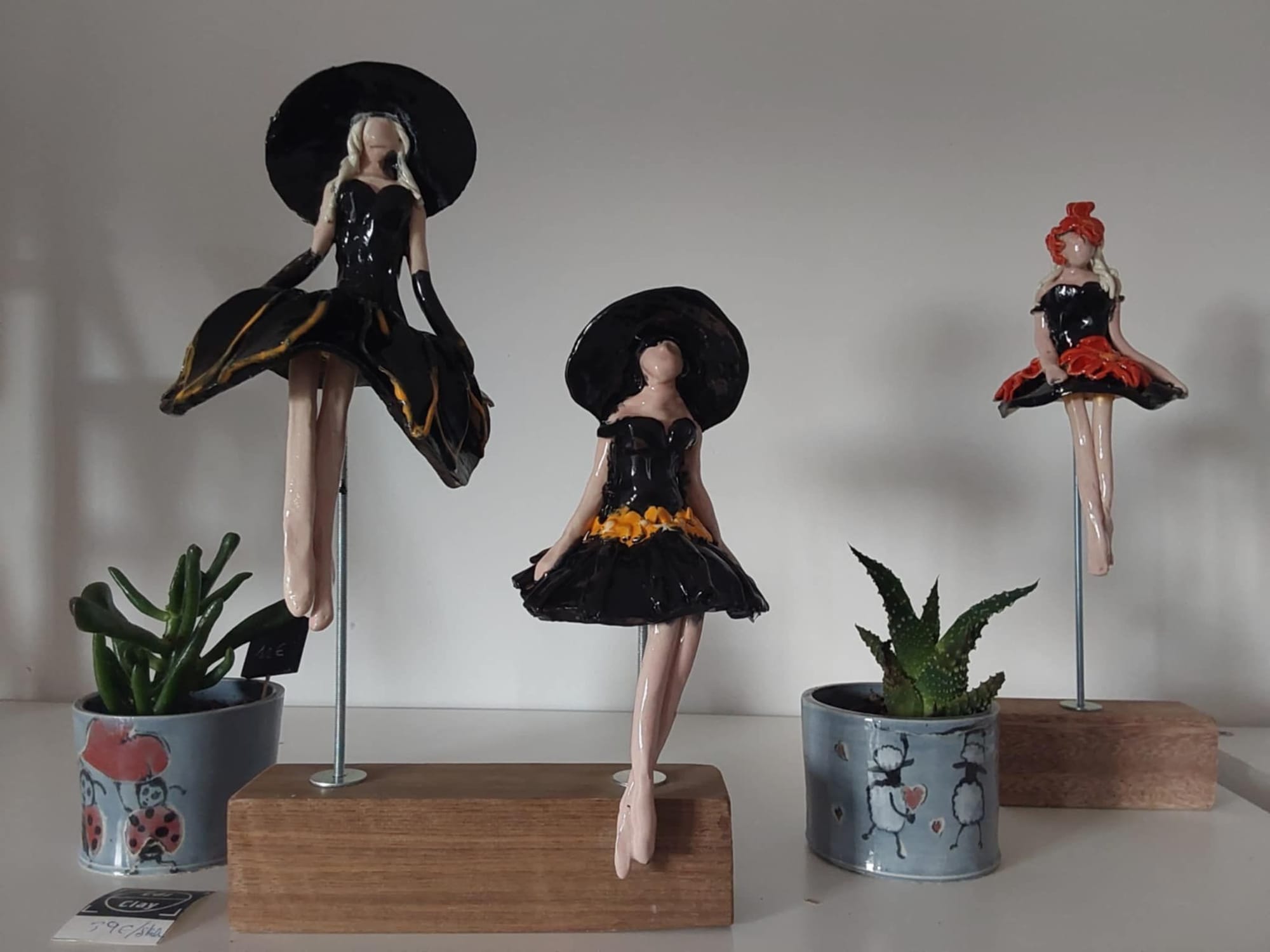 dames met zwart kleedje