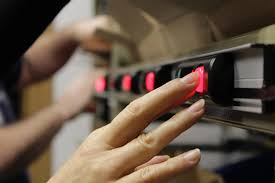 טכנולוגיות אור לשיפור ביצועים בלוגיסטיקה ובמיון חכם