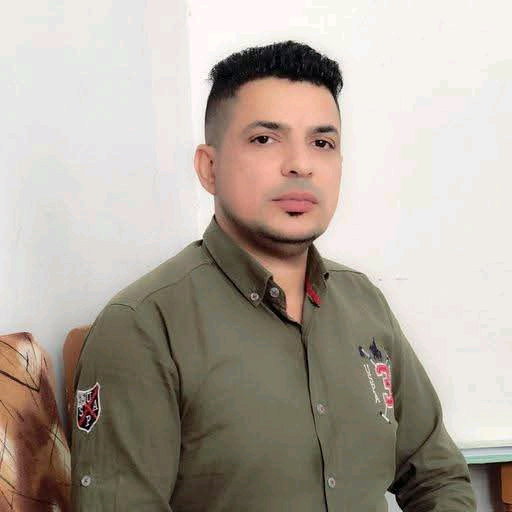 الاستاذ خالد مدرس مادة الاحياء
