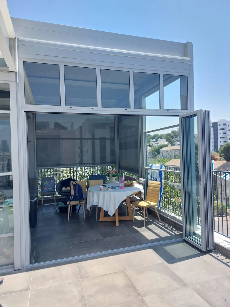 סגירת מרפסת עם דלתות זכוכית מתקפלות