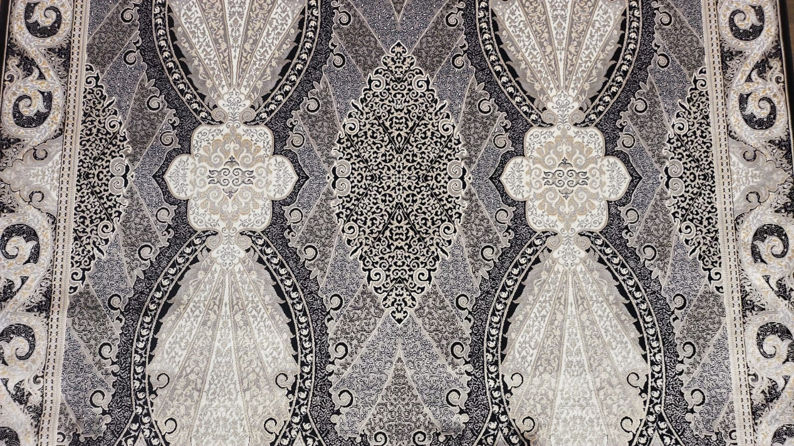 Code: C24478   Size: 230 X 160 cm  Price Euro: 3630