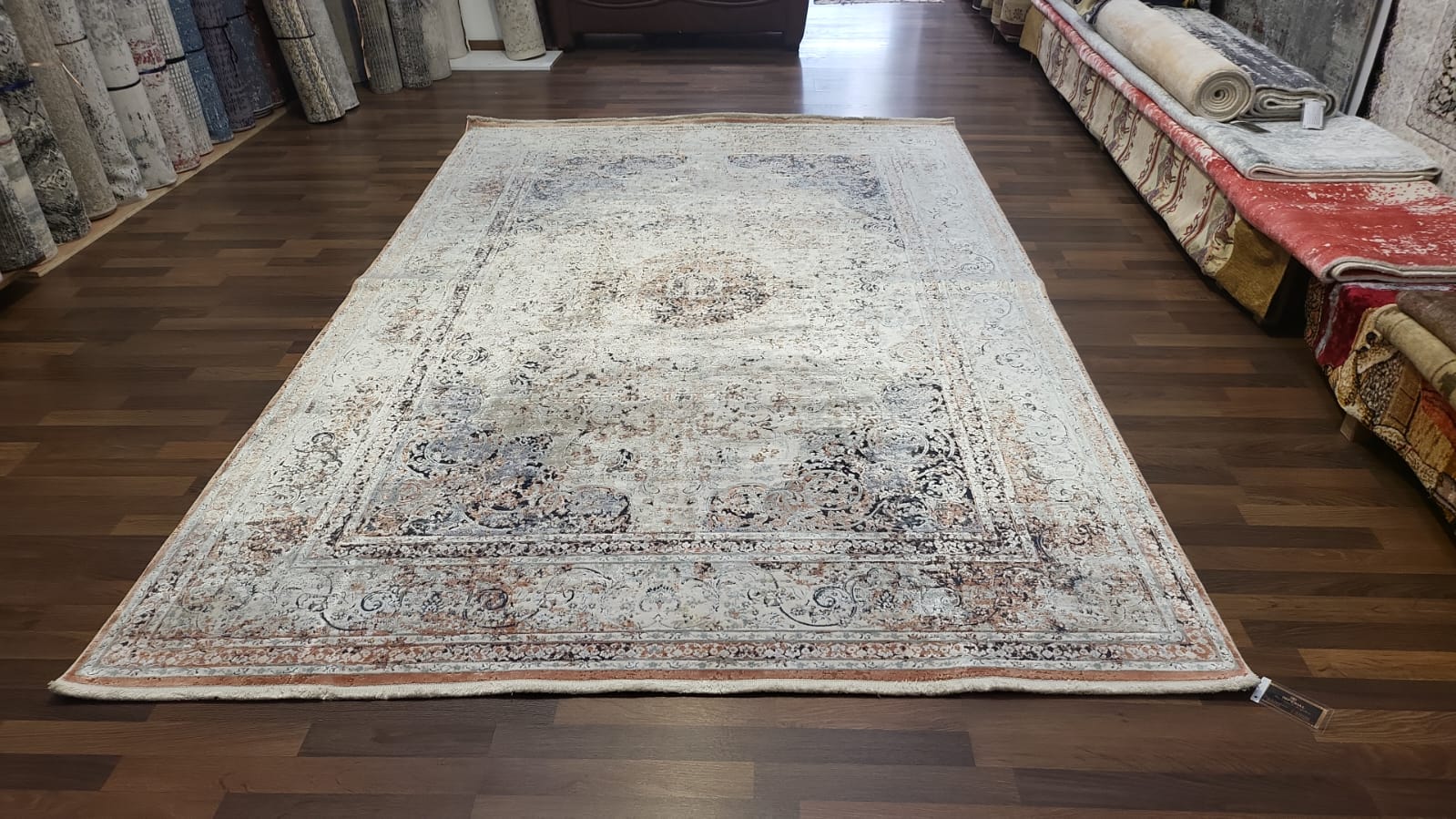 Code: L63829   Size: 290 x 200 cm  Price Euro: 8450