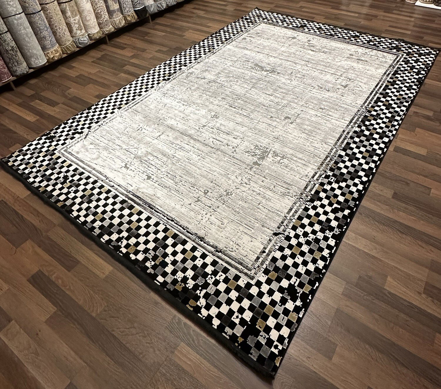 Code: L37706   Size: 290 x 200 cm  Price Euro: 4600