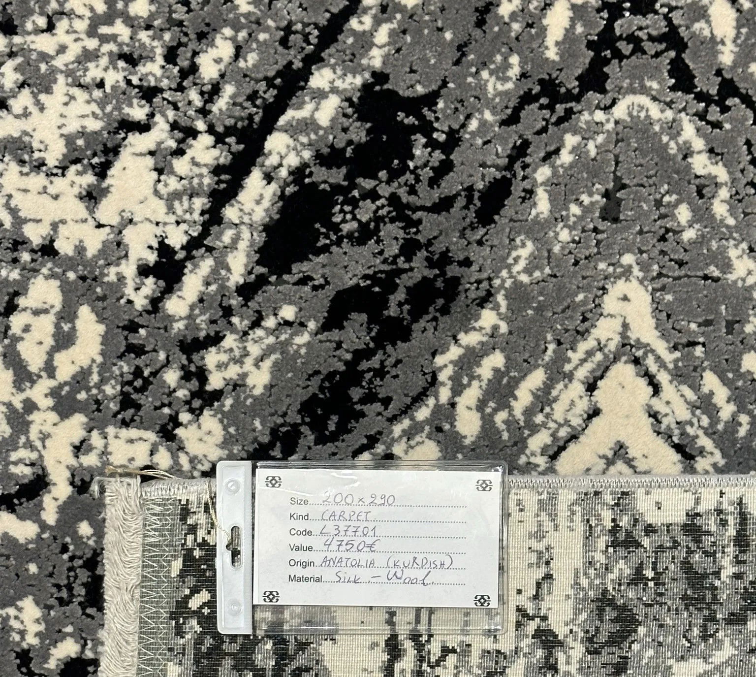 Code:L37707  Size: 290 x 200 cm  Price Euro: 4760