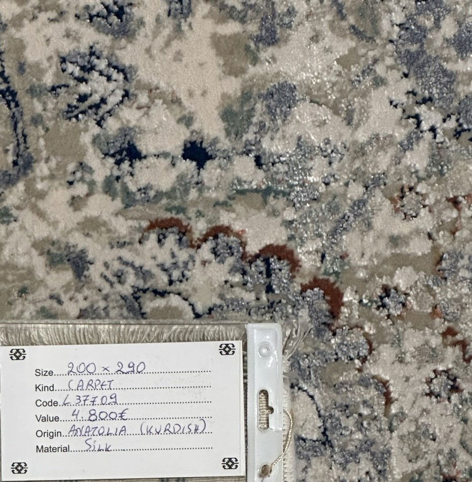 Code: L37709   Size: 290 x 200 cm    Price Euro: 4800