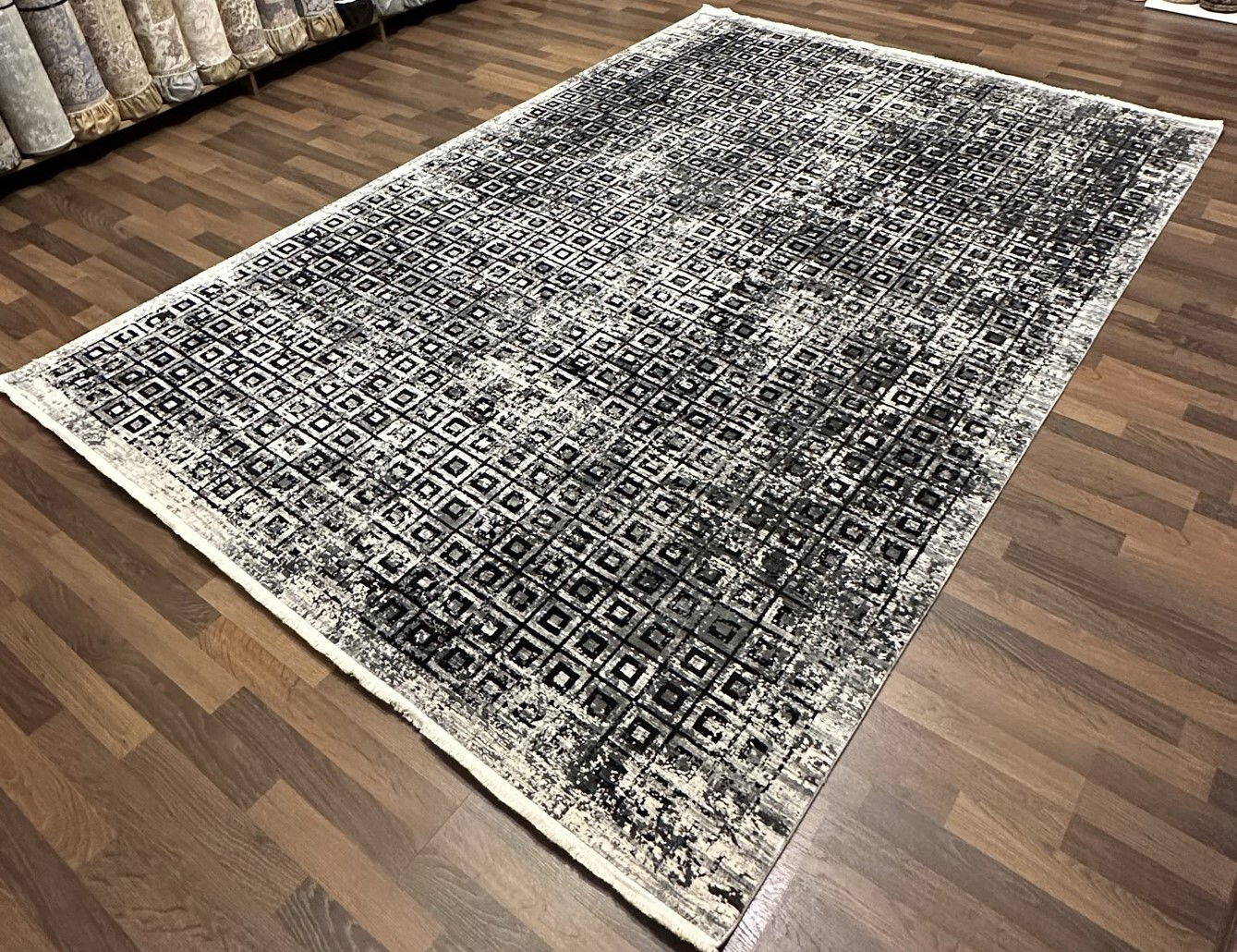 Code: L37701   Size: 290 x 200 cm  Price Euro: 6200