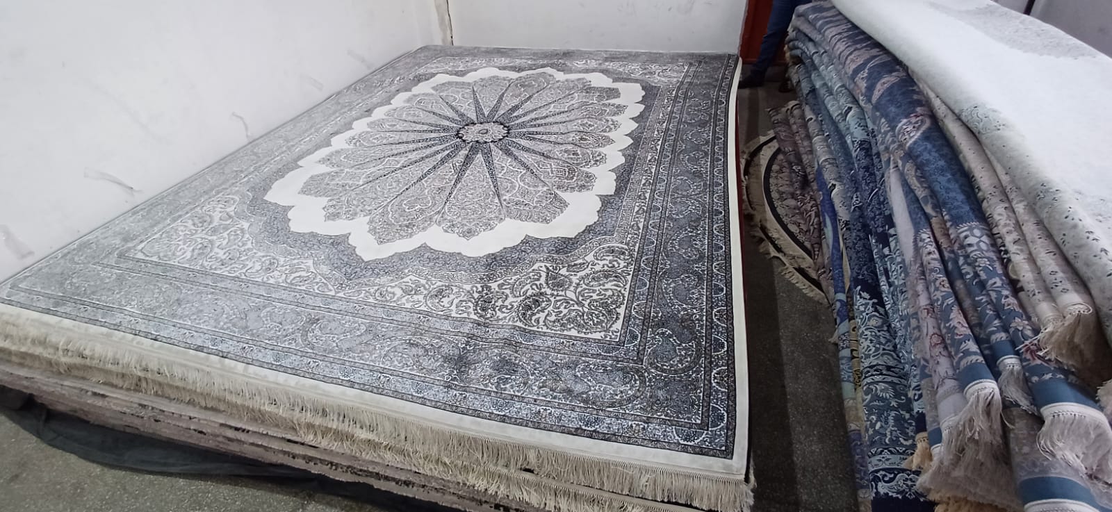 Code: V120250258 Size: 4 X 3 meters Price Euro; 18870