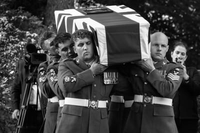 Resten Britse militair die omkwam tijdens WO II herbegraven op de Airborne begraafplaats in Oosterbeek