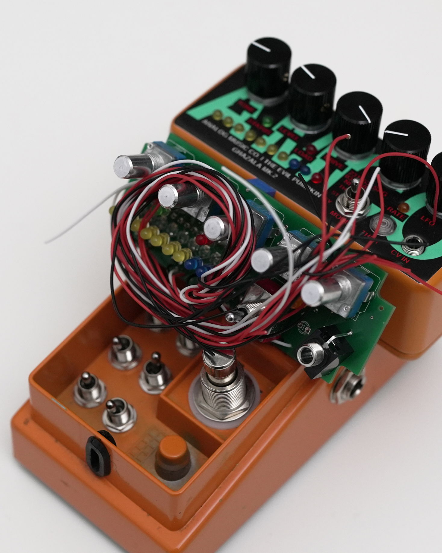 Evil Pumpkin Ghazala Mk.2 needs 21 wires just to connect its brain 🧠 to the DS-1 circuit 👾