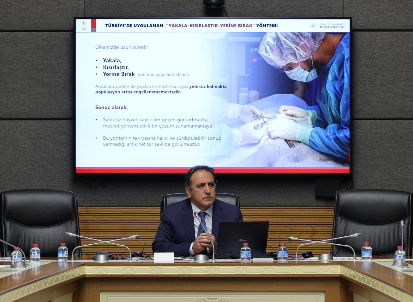 Tarım Komisyonunda sunum yapan İçişleri Bakanlık Müşaviri Veteriner Hekim Ahmet Yavuz Karaca
TOPLANAN 975.000 KÖPEK NEREDE?
