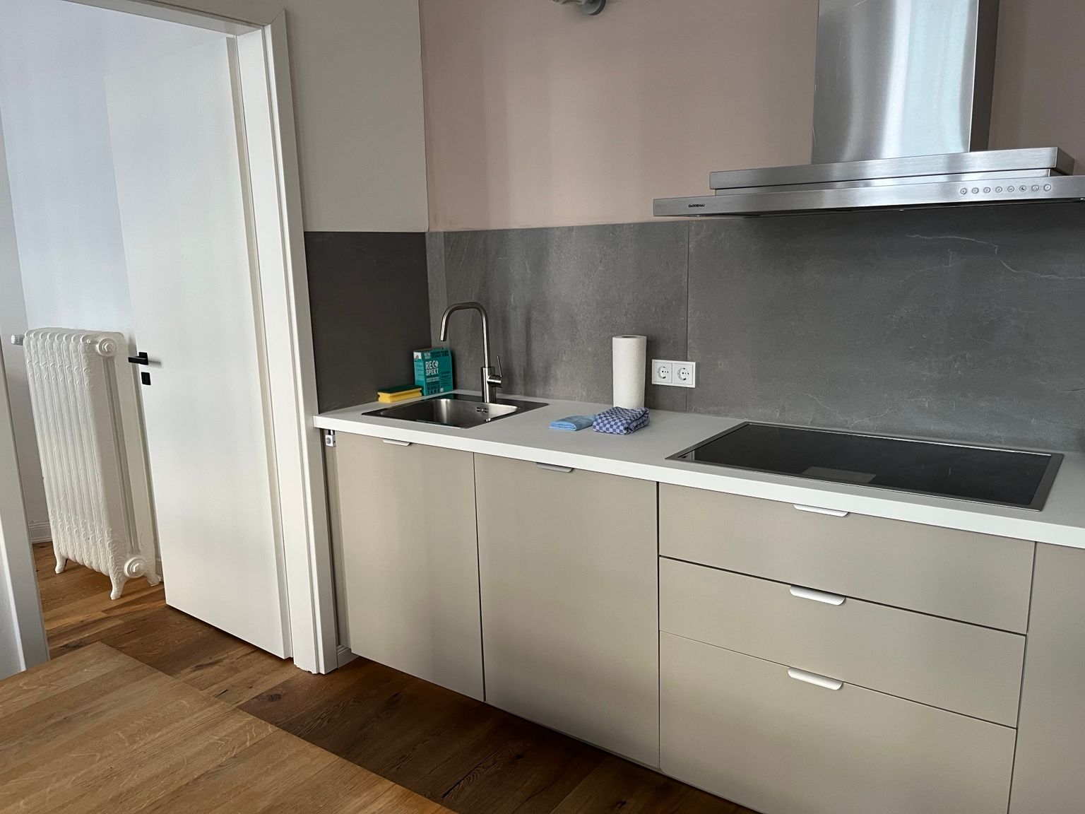 Apartmentküche mit klaren Arbeitsflächen