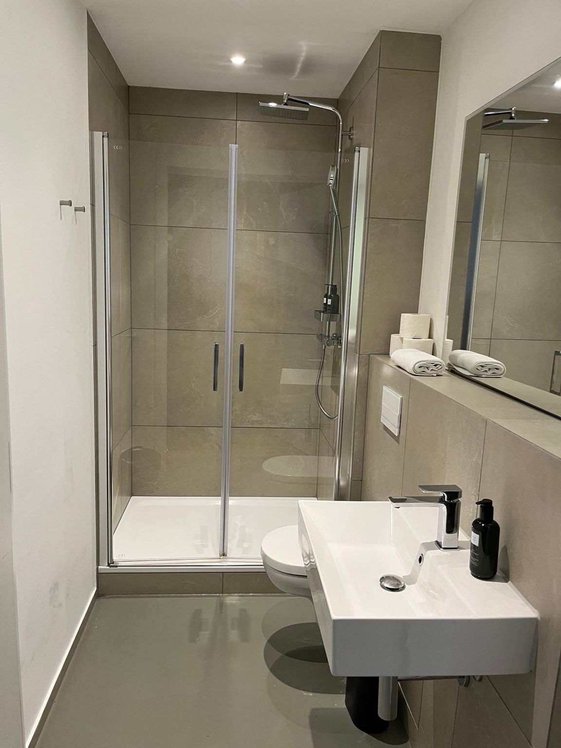 Badezimmer für den Gästewechsel vorbereitet