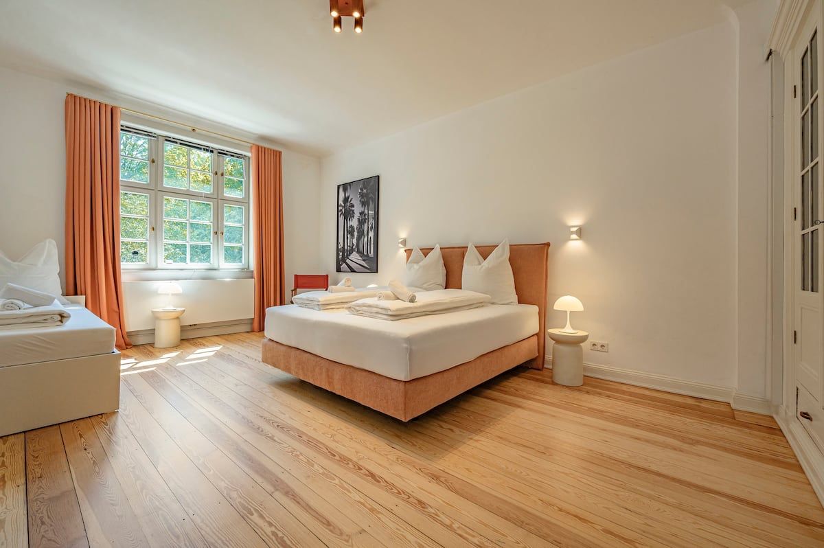 Vorbereitetes Schlafzimmer mit terracottafarbenem Bett