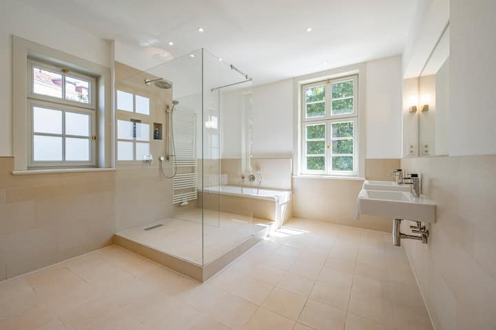 Helles Apartmentbad mit Glasdusche