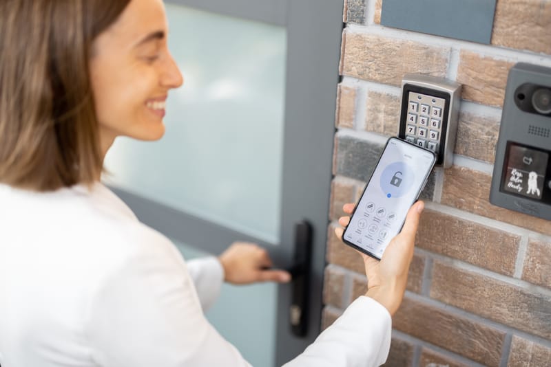 Smart-Lock vs. Schlüsselbox: Was ist sicherer für Airbnb-Gäste?