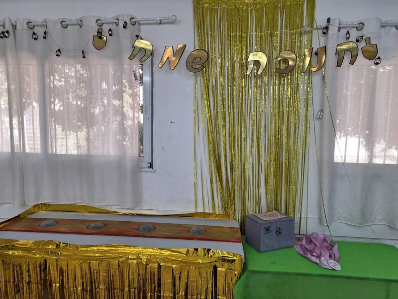 משחק לחצני אורות מדליק