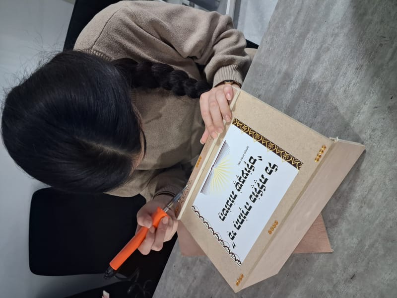 הכנת סטנדר מעץ, בניית הסטנדר ומדבקה לעיצוב כרצונכם.