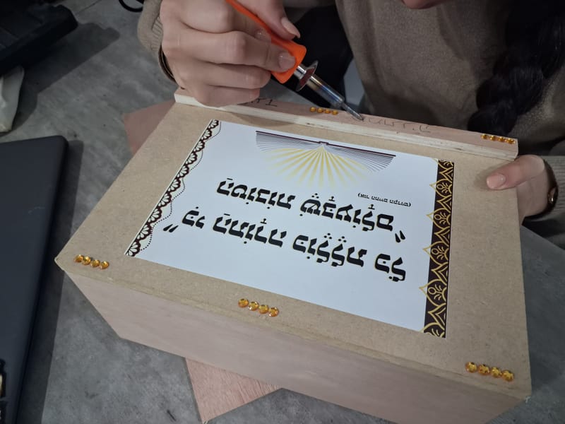 הכנת סטנדר מעץ, בניית הסטנדר ומדבקה לעיצוב כרצונכם.