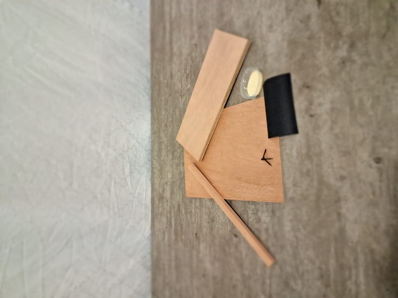 הכנת סטנדר מעץ, בניית הסטנדר ומדבקה לעיצוב כרצונכם.