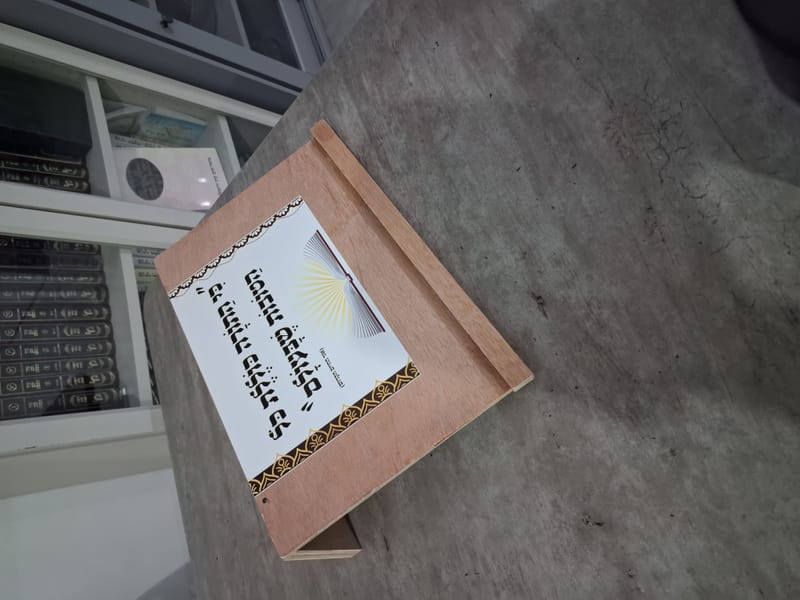 הכנת סטנדר מעץ, בניית הסטנדר ומדבקה לעיצוב כרצונכם.