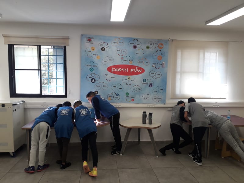 קופסאות בריחה וחידון שלטים